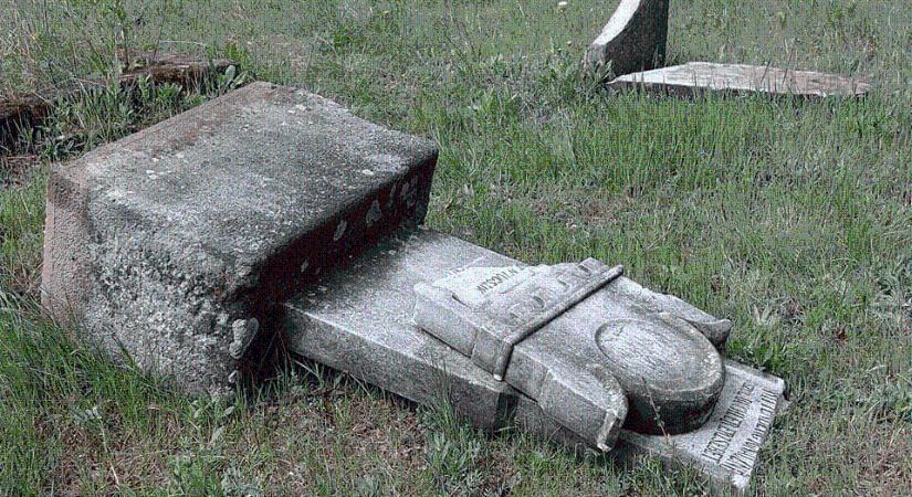 Online kincskereső játék miatt döntötték ki a budakeszi zsidótemető sírjait