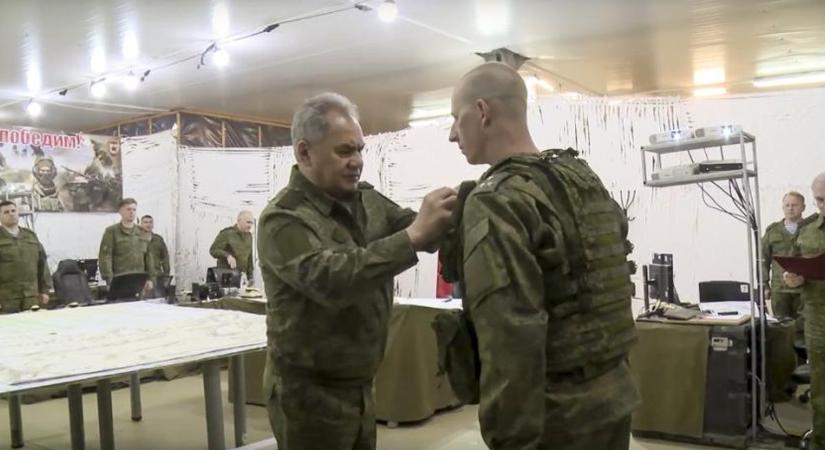 Seregszemlét tartott az orosz védelmi miniszter