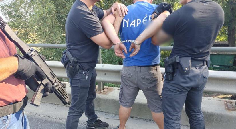 Hídon rohanták le a rendőrök a drogdílereket, húszezer adag drogot foglaltak le