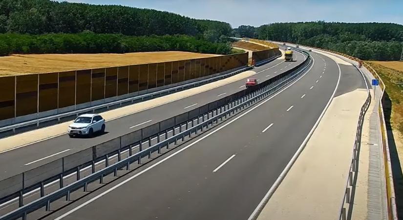Videón, ahogy forgalommal szemben haladt egy autó az M4-es autóúton