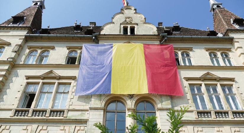 A román védelmi miniszter szerint a román zászló nem áll versenyben a helyi közösségek jelképeivel