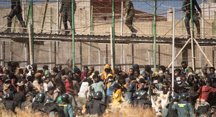 Több ezer migráns rohamozta meg a spanyol határt Melillánál