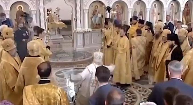 Elcsúszott a szenteltvizen és a fenekére esett a misén az ortodox egyház feje