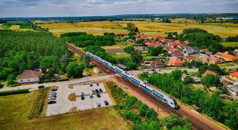 Újabb KISS vonatokat vehetett át a MÁV, mely fejlesztés Szolnokot is érinti