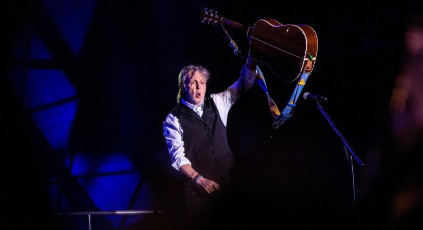 Paul McCartney meglengette az ukrán zászlót a Glastonbury Fesztiválon