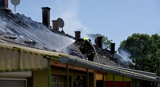 Képeken a ferencvárosi tűz – a tetőszerkezet leégett, a házsor lakhatatlanná vált