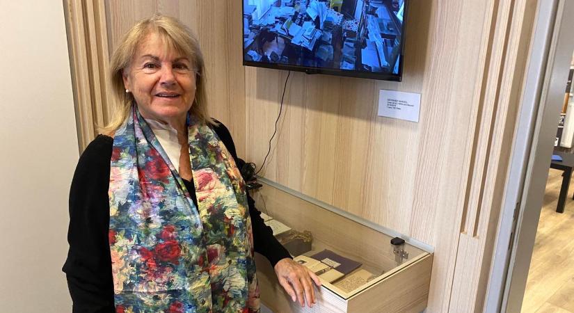 Ilyen se történik sokszor: egy magyar nő meglátogatta a róla elnevezett könyvtárat, ahol egy püspök fogadta