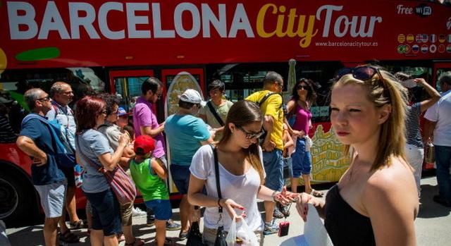 A barcelonaiak megelégelték a balhés turistákat: új szabályokat vezettek be
