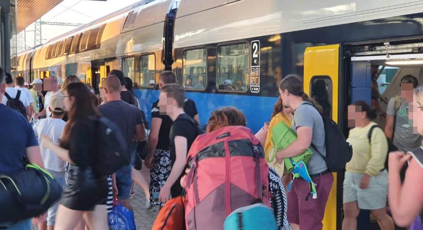 Káosz a Kelenföldi pályaudvaron, minden irányból késnek a vonatok