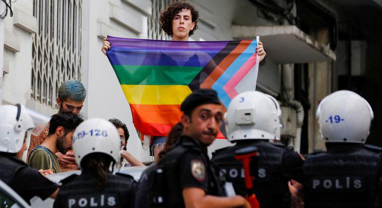 Könnygázzal és vízágyúval vetett véget a Pride felvonulásnak a török rendőrség