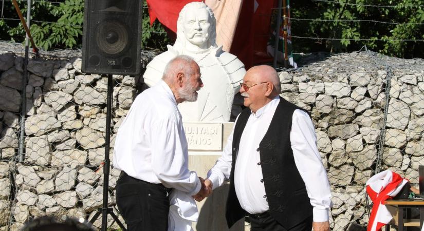 Ágyúszóval kezdődött a törökverő szobrának avatása Csókakőn(videó)