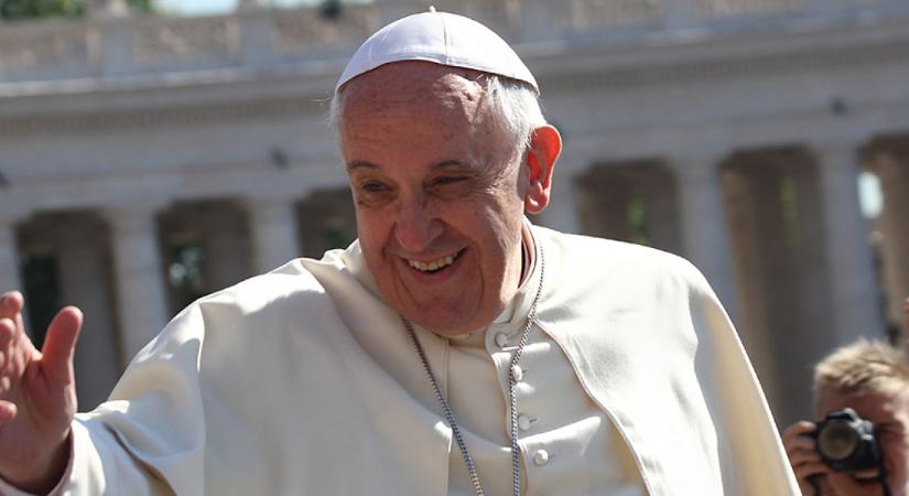 A tolószékbe kényszerült Ferenc pápa reagált a visszavonulásával kapcsolatos híresztelésekre