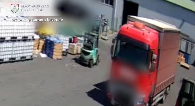 Videó: kamionos és targoncás kitervelt akciója okozott kárt az esztergomi cégnek
