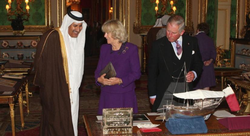 Sunday Times: Károly herceg egyszer pénzzel teli bőröndöt vett át a volt katari miniszterelnöktől