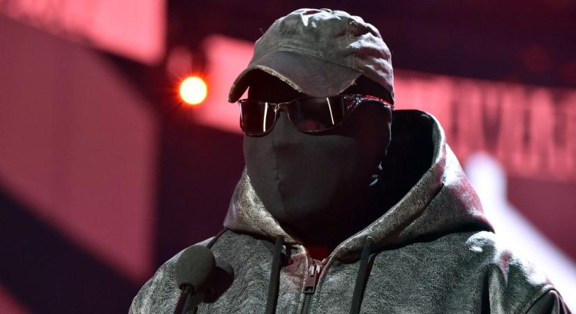 Kanye West fekete maszkban, napszemüvegben és sapkában ment díjátadóra