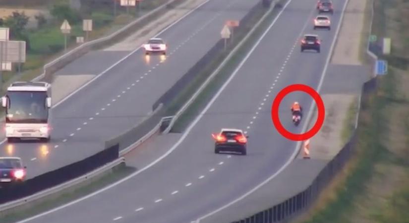 Döbbenetes videó: robogóval hajtott fel egy idős férfi a M85-ösről az M1-esre