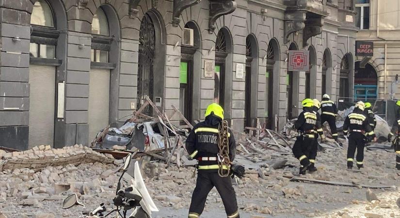 Leomlott egy ház tetőszerkezete Budapest belvárosában, legalább egy ember megsérült