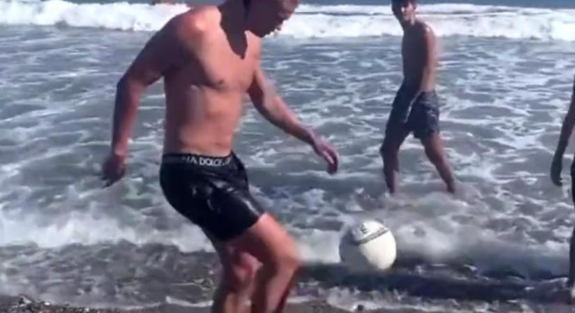 Videó: Haaland meglepte a strandolókat, beszállt hozzájuk labdázni