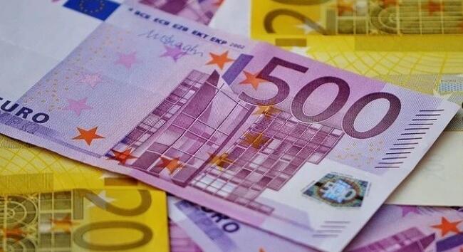 Új mélypontot ütött a forint, 404 felett járt az euró árfolyam