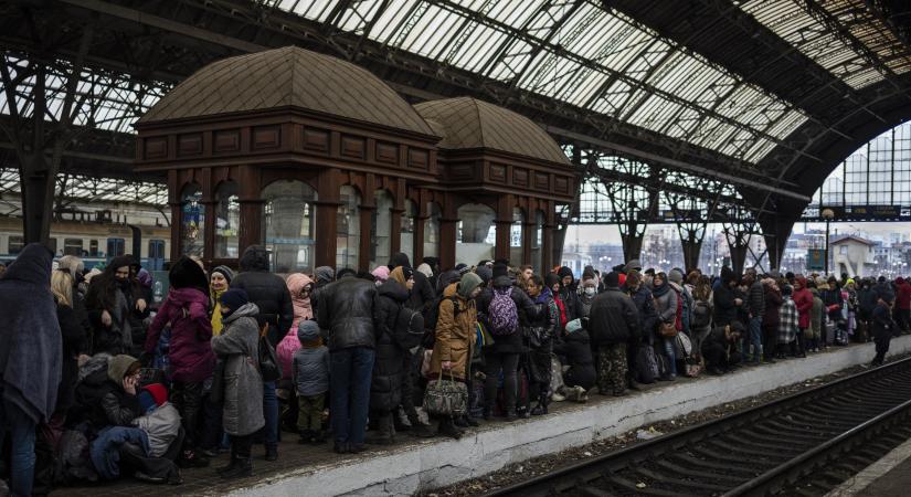 Lengyelország 450 millió euró kölcsönt vesz fel az ukrajnai menekültek megsegítésére