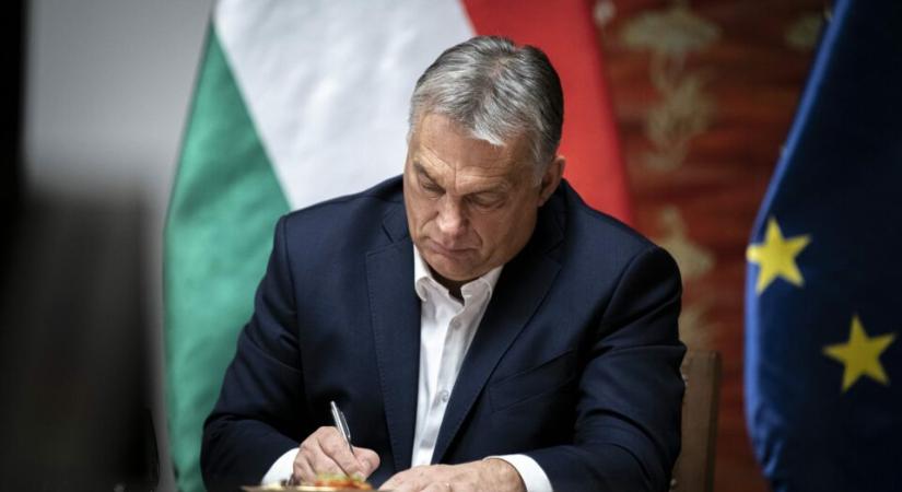 Orbán aláírta Brüsszelben, ami ellen itthon tiltakozik