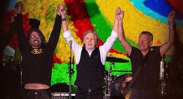 Paul McCartney és Bruce Springsteen oldalán tért vissza a színpadra Dave Grohl (videó)