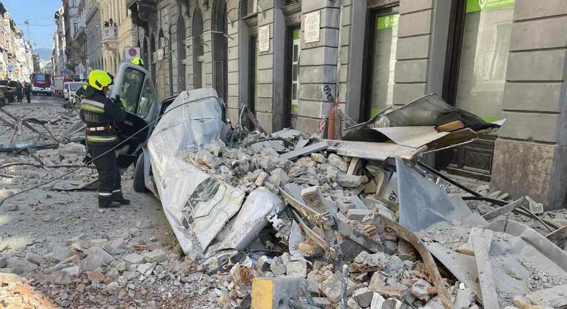 Járdára omlott egy épület teteje Budapesten, négyen megsérültek
