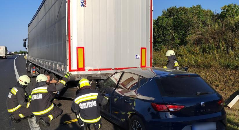 Ráfutásos baleset történt az M7-es autópályán Eszteregnyénél