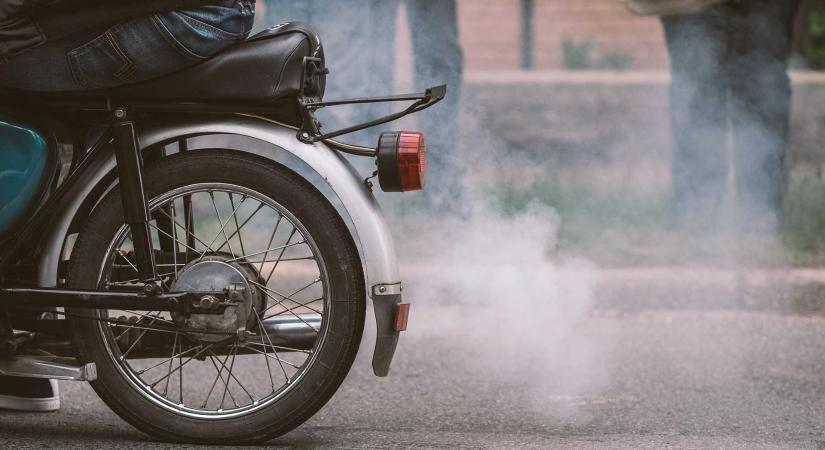 Jogosítvány nélkül motorozgatott egy fiatal Szombathelyen