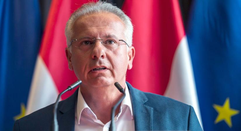 Pécs polgármesterét fúrja a DK