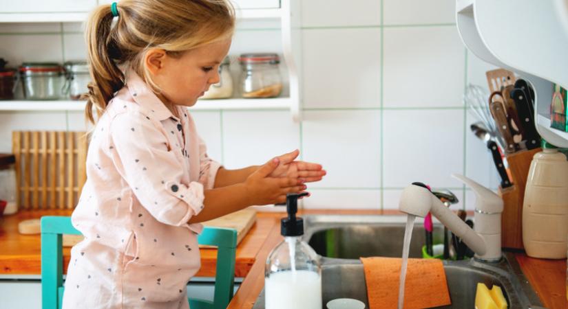 Mikortól végezhet házimunkát a gyerek? Apró feladatok, amik fejlesztik a kicsi önállóságát