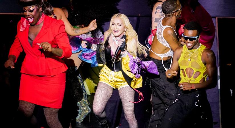 Madonna drag queenek gyűrűjében, csókkal köszöntötte a New York Pride-ot