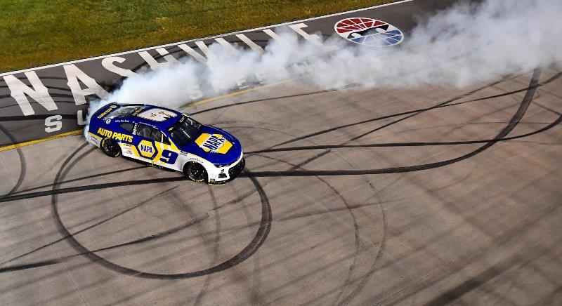 NASCAR: Chase Elliott nyerte a majdnem hétórás futamot Nashville-ben