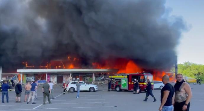 Rakétatámadás érte Kremencsukot, lángol egy bevásárlóközpont (videó)
