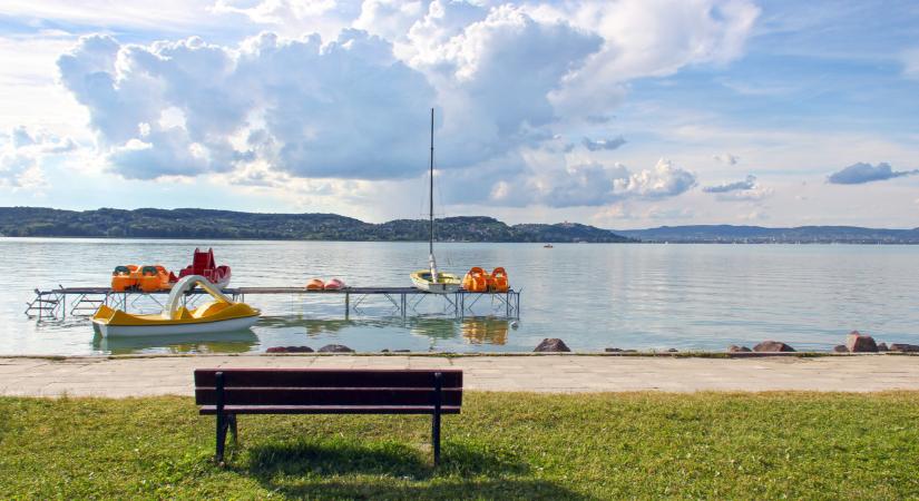 Elképesztő, ami a Balatonnál folyik: hét végére 30 fokos is lehet a tó