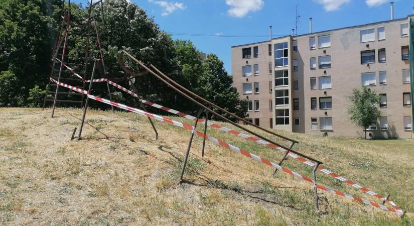 Válaszolt az önkormányzat: teljesen elbontják a kertvárosi dombon lévő csúszdát