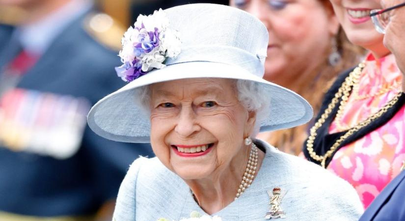 Terjed egy fotó a neten, hogy Erzsébet királynő álruhában fesztiválozik