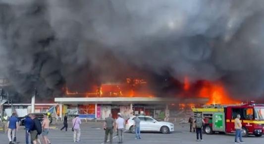 Rakétatámadás ért egy ukrajnai bevásárlóközpontot (videó)