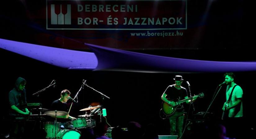 Hatvanöt borászat, negyven zenei formáció Magyarország legrégebbi jazzfesztiválján