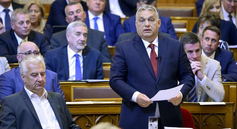 Orbán a saját fizetésemeléséről beszélt a parlamentben