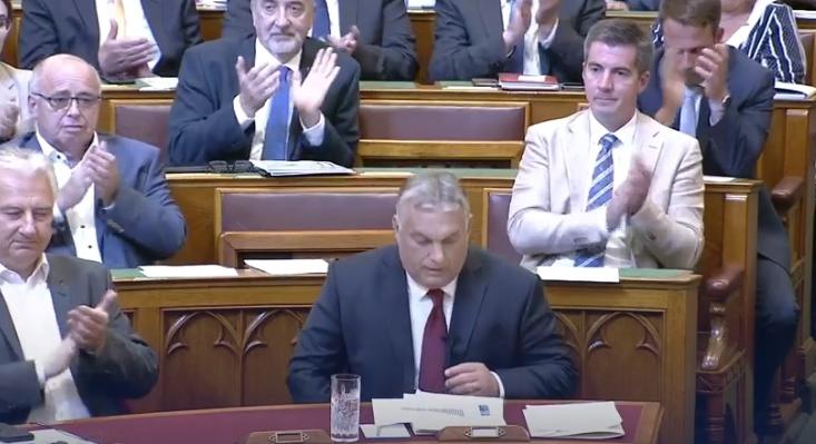 Orbán Viktor a Facebookon büszkélkedik vele, hogy milyen keményen oktatta a parlamentben Kálmán Olgát