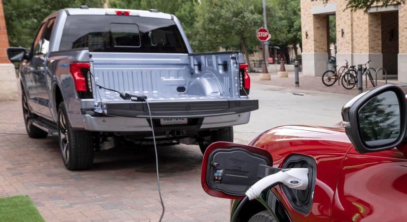 Teslát is lehet tölteni a Ford elektromos pick-upjáról