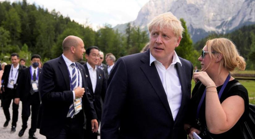 Boris Johnson kiverte a biztosítékot