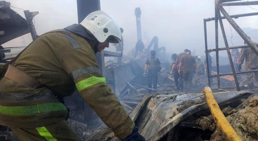 Bevásárlóközpontot ért találat Ukrajnában, legalább tíz halott