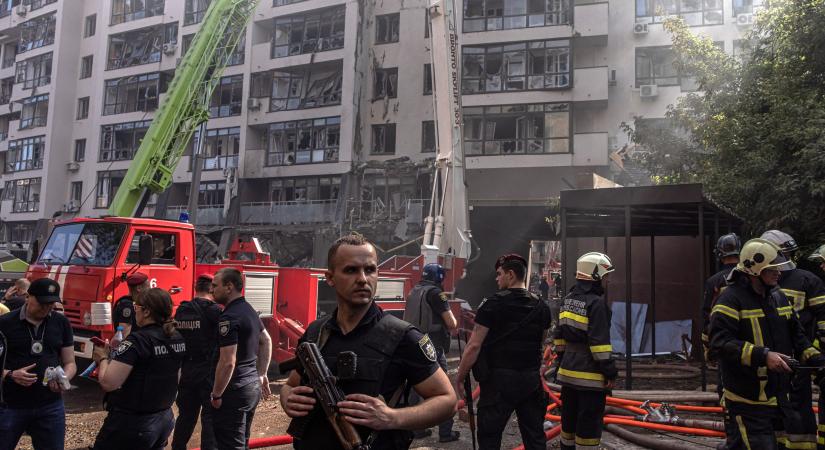 A vasárnap reggeli orosz csapások nyomán megsemmisült egy kijevi óvoda épülete (videó)