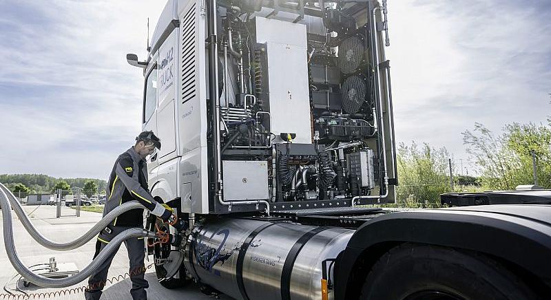 Újabb hidrogénes teherautót mutatott be a Daimler