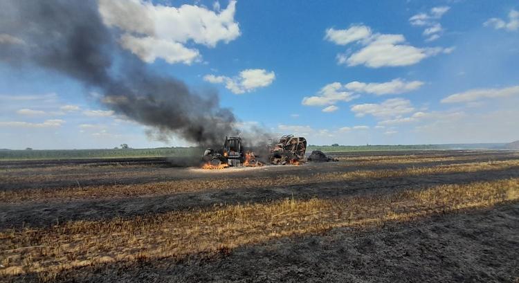 Sajnos újabb bálázó és traktor semmisült meg tűzben
