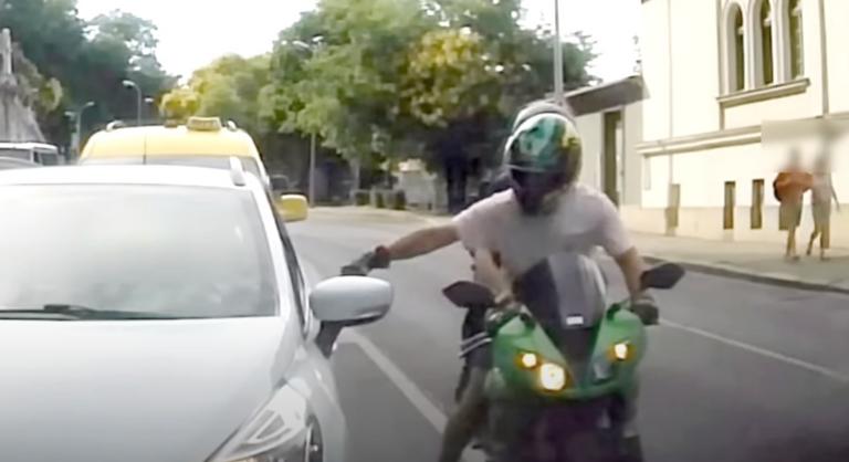 Egymás tükrét próbálta meg leverni egy motoros és egy autós Budapesten