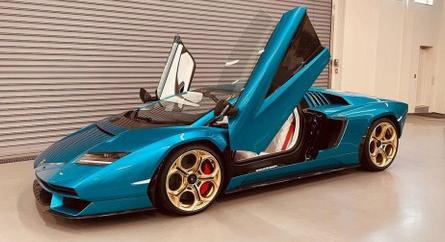 Hogy áll a kék a Lamborghini Countach LPI 800-4-nek?