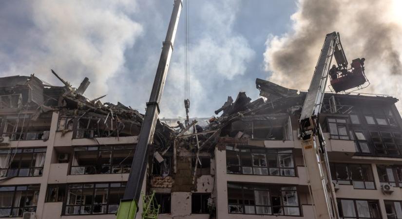 Már 18 halottja van a kremencsuki bevásárlóközpontot ért rakétatámadásnak